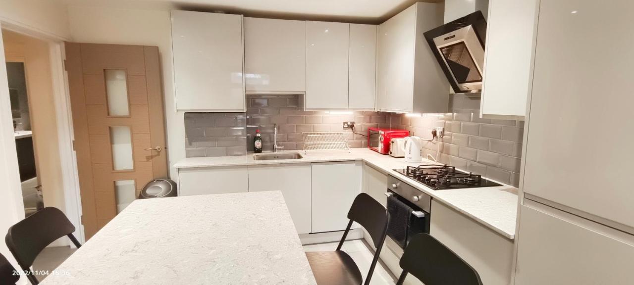 דירות לונדון First Floor Flat 1 Northwood מראה חיצוני תמונה