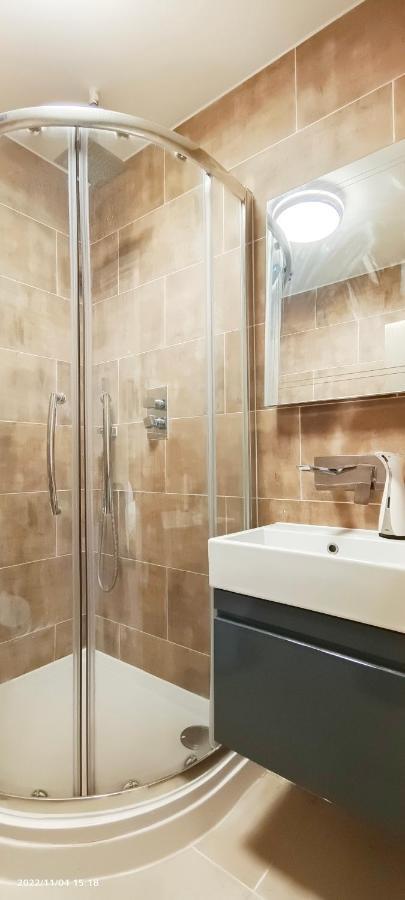 דירות לונדון First Floor Flat 1 Northwood מראה חיצוני תמונה